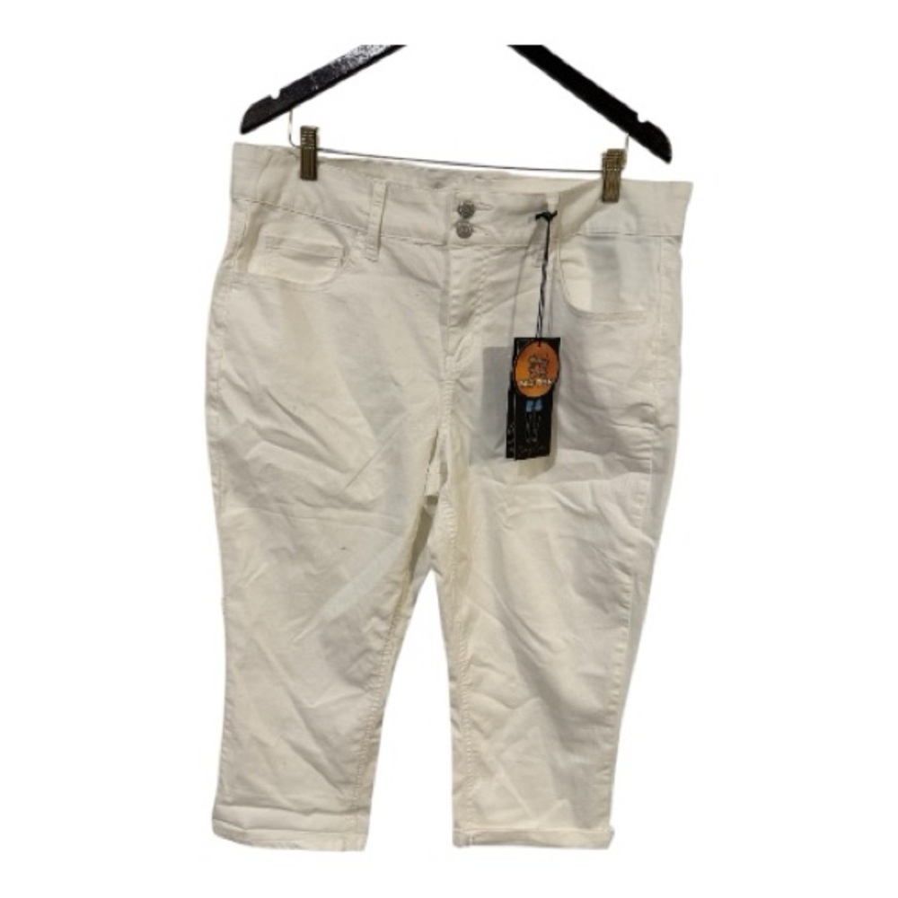 CopperFlash Women's White Capris. Size 16.